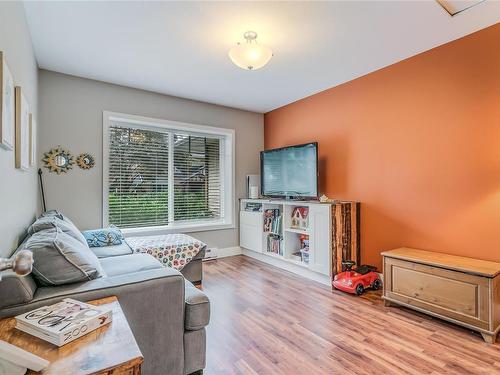 102-3776 Departure Bay Rd, Nanaimo, BC - Indoor Photo Showing Living Room