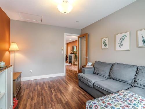 102-3776 Departure Bay Rd, Nanaimo, BC - Indoor Photo Showing Living Room