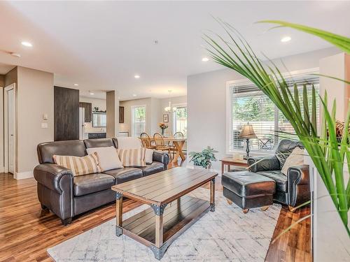 102-3776 Departure Bay Rd, Nanaimo, BC - Indoor Photo Showing Living Room