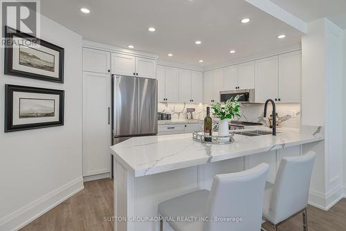 1106 - 7440 Bathurst Street, Vaughan, ON - Indoor Photo Showing Kitchen With Upgraded Kitchen