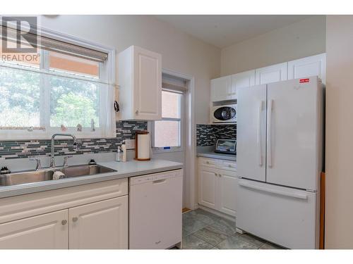 2205 Rockland Avenue Unit# 7, Trail, BC - Indoor Photo Showing Kitchen With Double Sink