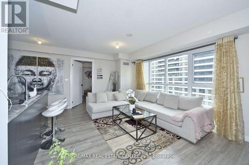 808 - 2152 Lawrence Avenue E, Toronto (Wexford-Maryvale), ON - Indoor Photo Showing Living Room