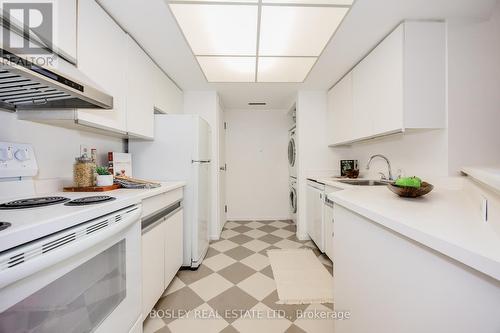 901 - 1001 Bay Street, Toronto, ON - Indoor Photo Showing Kitchen