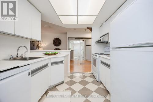 901 - 1001 Bay Street, Toronto (Bay Street Corridor), ON - Indoor Photo Showing Kitchen