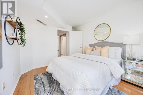 901 - 1001 Bay Street, Toronto, ON - Indoor Photo Showing Bedroom