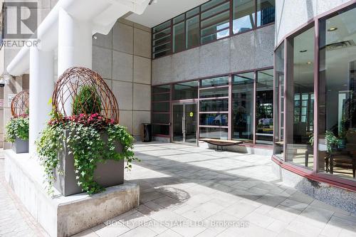 901 - 1001 Bay Street, Toronto (Bay Street Corridor), ON - Outdoor