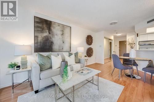 901 - 1001 Bay Street, Toronto, ON - Indoor Photo Showing Living Room