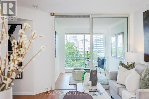 901 - 1001 Bay Street, Toronto, ON - Indoor Photo Showing Living Room