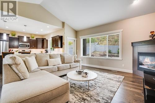 1686 Begley Road, Kelowna, BC - Indoor Photo Showing Living Room With Fireplace