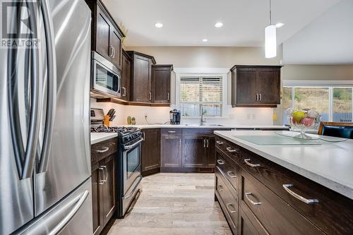 1686 Begley Road, Kelowna, BC - Indoor Photo Showing Kitchen With Upgraded Kitchen