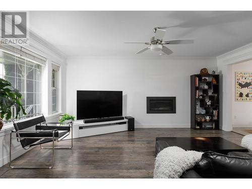 4641 Crawford Court, Kelowna, BC - Indoor Photo Showing Living Room