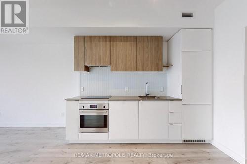 3710 - 161 Roehampton Avenue, Toronto, ON - Indoor Photo Showing Kitchen