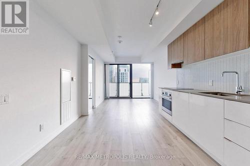 3710 - 161 Roehampton Avenue, Toronto, ON - Indoor Photo Showing Kitchen