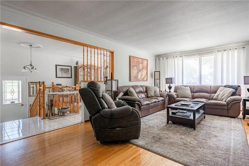 5347 Elm Street, Niagara Falls, ON - Indoor Photo Showing Living Room