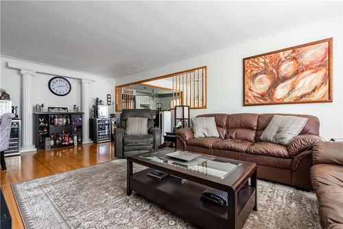 5347 Elm Street, Niagara Falls, ON - Indoor Photo Showing Living Room