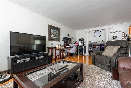 5347 Elm Street, Niagara Falls, ON - Indoor Photo Showing Living Room