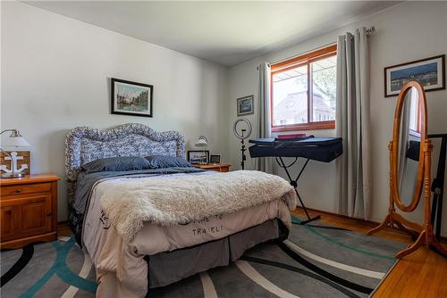 5347 Elm Street, Niagara Falls, ON - Indoor Photo Showing Bedroom