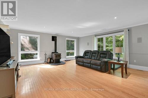 3993 Chapel Road, South Glengarry, ON - Indoor Photo Showing Living Room