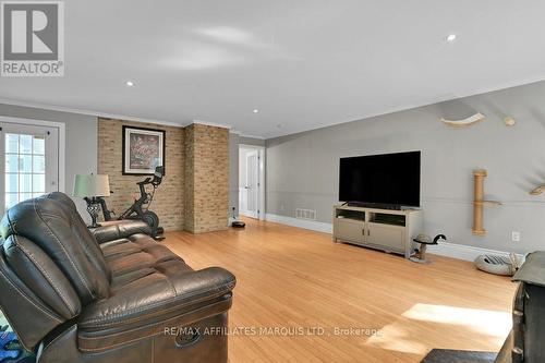 3993 Chapel Road, South Glengarry, ON - Indoor Photo Showing Living Room