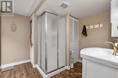 126 Adelaide Street N, Kawartha Lakes (Lindsay), ON - Indoor Photo Showing Bathroom