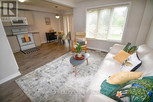 1353 Michael Circle N, London, ON - Indoor Photo Showing Living Room