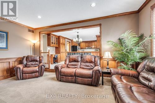 7689 Mount Carmel Boulevard, Niagara Falls, ON - Indoor Photo Showing Living Room