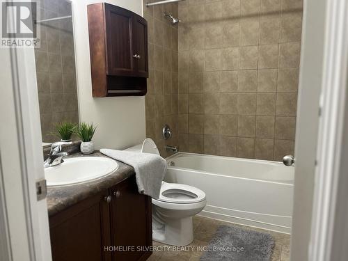 B10 - 155 Highland Crescent, Kitchener, ON - Indoor Photo Showing Bathroom