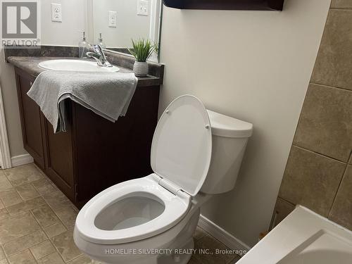 B10 - 155 Highland Crescent, Kitchener, ON - Indoor Photo Showing Bathroom