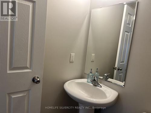 B10 - 155 Highland Crescent, Kitchener, ON - Indoor Photo Showing Bathroom