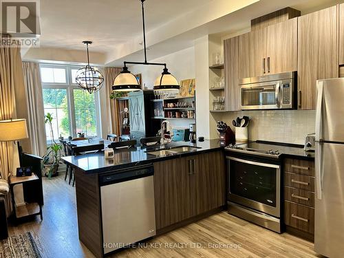 307 - 40 Horseshoe Boulevard, Oro-Medonte, ON - Indoor Photo Showing Kitchen With Double Sink