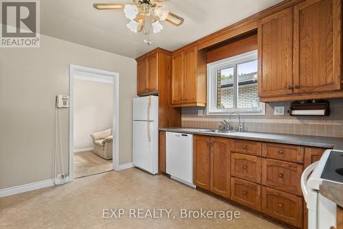 6326 Doreen Drive, Niagara Falls, ON - Indoor Photo Showing Kitchen