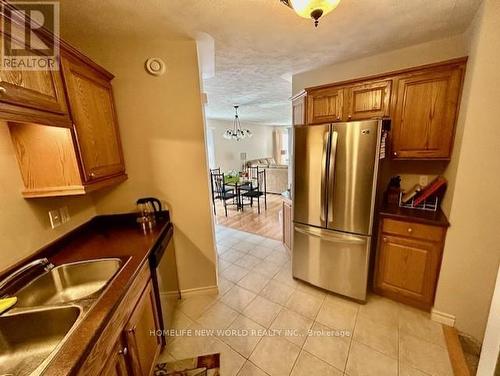 2381 9Th Avenue E, Owen Sound, ON - Indoor Photo Showing Kitchen With Double Sink