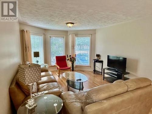 2381 9Th Avenue E, Owen Sound, ON - Indoor Photo Showing Living Room