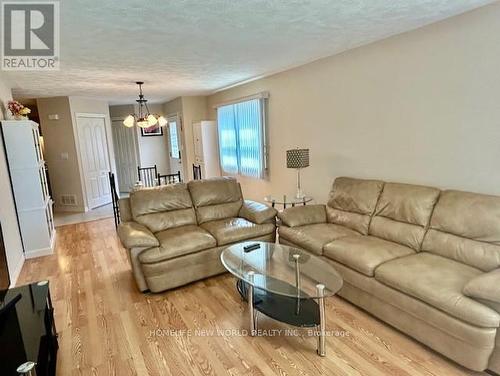 2381 9Th Avenue E, Owen Sound, ON - Indoor Photo Showing Living Room