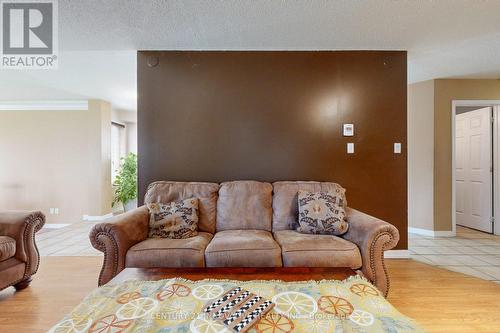 1910 Dalhousie Crescent, Oshawa (Samac), ON - Indoor Photo Showing Living Room