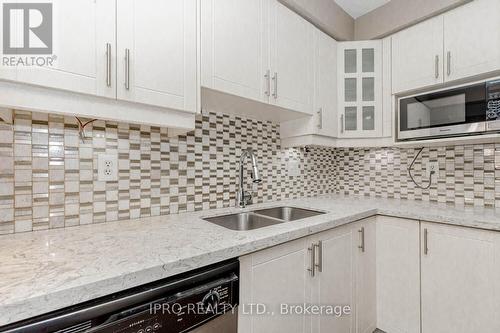 92 - 5910 Greensboro Drive, Mississauga (Central Erin Mills), ON - Indoor Photo Showing Kitchen With Double Sink With Upgraded Kitchen