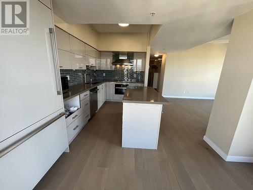 15Fl 8248 Lansdowne Road, Richmond, BC - Indoor Photo Showing Kitchen