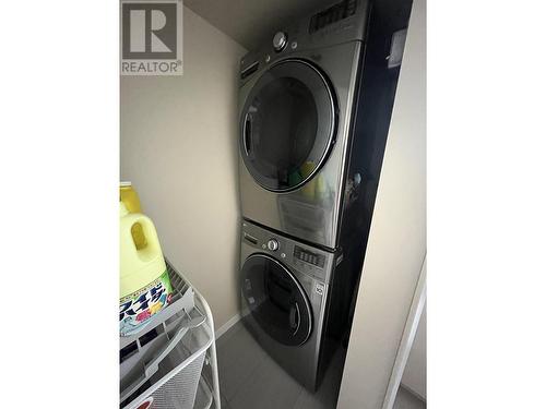 15Fl 8248 Lansdowne Road, Richmond, BC - Indoor Photo Showing Laundry Room