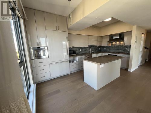 15Fl 8248 Lansdowne Road, Richmond, BC - Indoor Photo Showing Kitchen