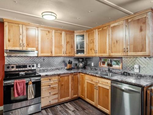 1391 Bostock Cres, Kamloops, BC - Indoor Photo Showing Kitchen With Double Sink