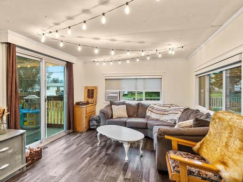 1391 Bostock Cres, Kamloops, BC - Indoor Photo Showing Living Room