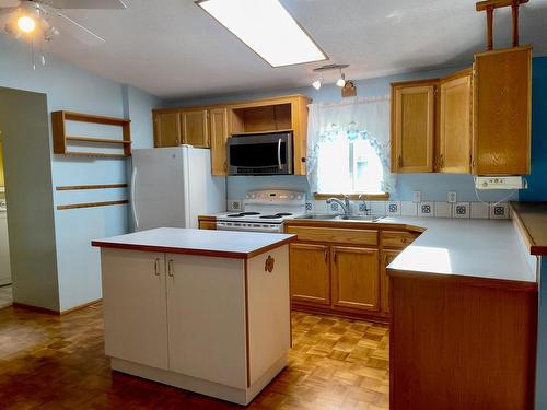 93-701 Trans Canada Hwy, Cache Creek, BC - Indoor Photo Showing Kitchen With Double Sink