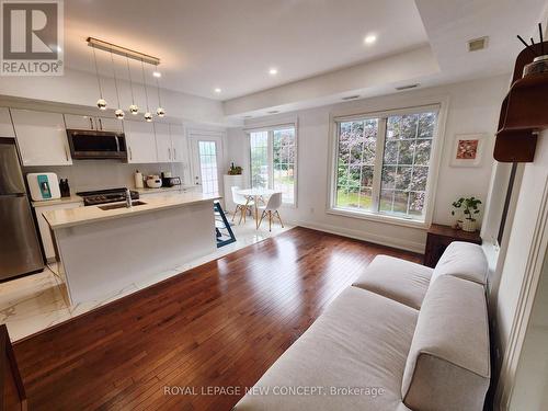 206 - 960 Bloor Street, Mississauga, ON - Indoor Photo Showing Kitchen