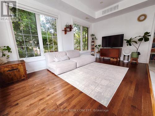 206 - 960 Bloor Street, Mississauga, ON - Indoor Photo Showing Living Room