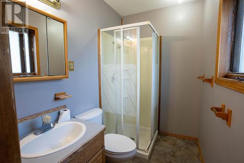 6198  3/93 Highway, Cranbrook, BC - Indoor Photo Showing Bathroom