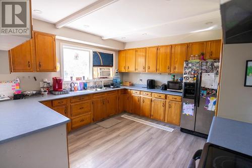 6198  3/93 Highway, Cranbrook, BC - Indoor Photo Showing Kitchen With Double Sink