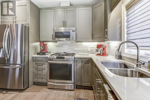 8 Cobblestone Drive, Niagara-On-The-Lake (St. Davids), ON - Indoor Photo Showing Kitchen With Double Sink With Upgraded Kitchen