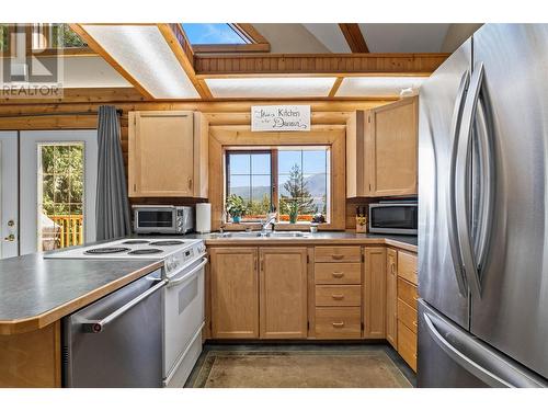 2943 Hopwood Road, Lee Creek, BC - Indoor Photo Showing Kitchen With Double Sink