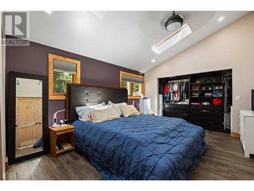 2943 Hopwood Road, Lee Creek, BC - Indoor Photo Showing Bedroom