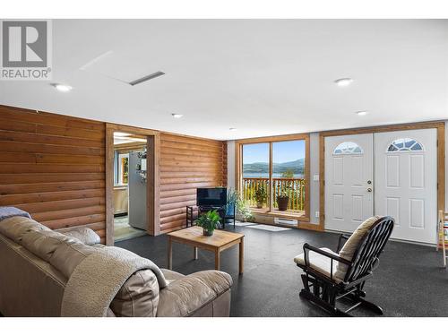 2943 Hopwood Road, Lee Creek, BC - Indoor Photo Showing Living Room